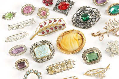Lot 506 - A LARGE COLLECTION OF VINTAGE BROOCHES