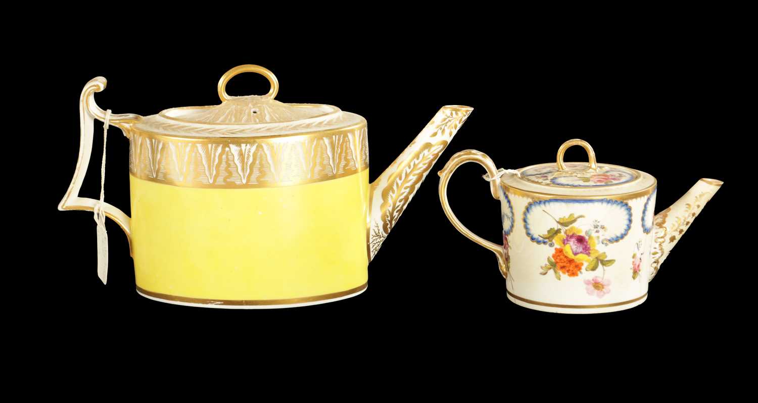 Lot 89 - A LATE 18TH CENTURY DERBY YELLOW GROUND TEAPOT AND A BARREL SHAPED TEAPOT CIRCA 1820