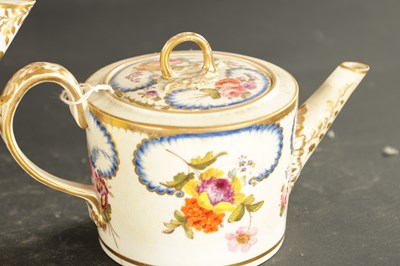 Lot 89 - A LATE 18TH CENTURY DERBY YELLOW GROUND TEAPOT AND A BARREL SHAPED TEAPOT CIRCA 1820