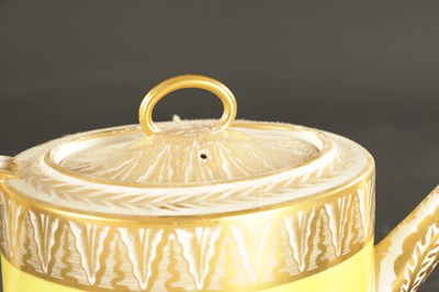 Lot 89 - A LATE 18TH CENTURY DERBY YELLOW GROUND TEAPOT AND A BARREL SHAPED TEAPOT CIRCA 1820