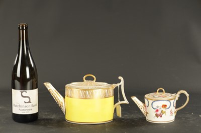 Lot 89 - A LATE 18TH CENTURY DERBY YELLOW GROUND TEAPOT AND A BARREL SHAPED TEAPOT CIRCA 1820