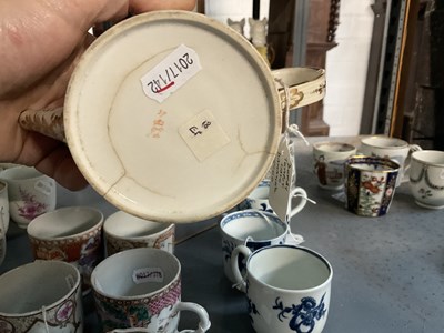 Lot 89 - A LATE 18TH CENTURY DERBY YELLOW GROUND TEAPOT AND A BARREL SHAPED TEAPOT CIRCA 1820
