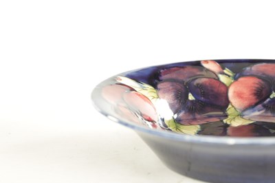 Lot 69 - A 1930'S MOORCROFT LARGE SHALLOW FRUIT DISH
