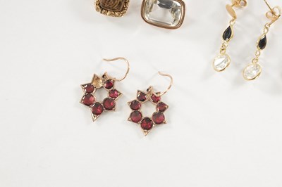 Lot 507 - A COLLECTION OF ANTIQUE 9CT GOLD JEWELLERY
