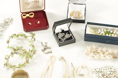 Lot 467 - A LARGE COLLECTION OF VINTAGE COSTUME JEWELLERY