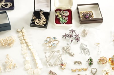Lot 467 - A LARGE COLLECTION OF VINTAGE COSTUME JEWELLERY