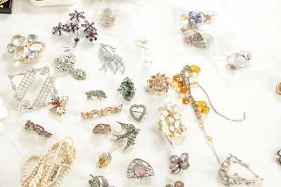 Lot 467 - A LARGE COLLECTION OF VINTAGE COSTUME JEWELLERY