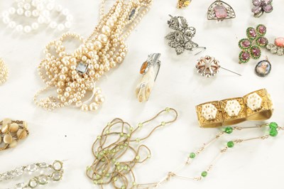 Lot 467 - A LARGE COLLECTION OF VINTAGE COSTUME JEWELLERY