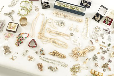 Lot 467 - A LARGE COLLECTION OF VINTAGE COSTUME JEWELLERY