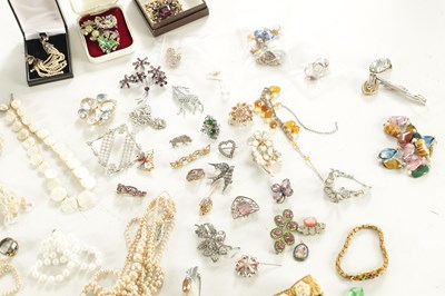 Lot 467 - A LARGE COLLECTION OF VINTAGE COSTUME JEWELLERY