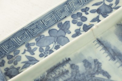 Lot 94 - A 19TH CENTURY CHINESE BLUE AND WHITE PORCELAIN INKSTAND