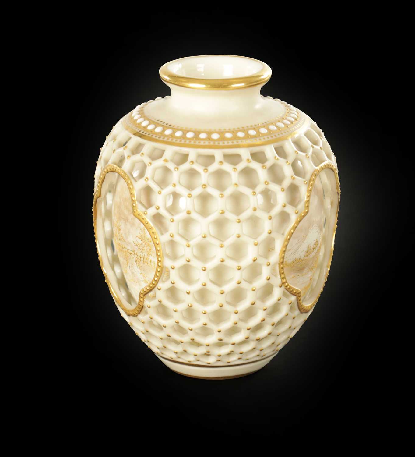 Lot 34 - A FINE LATE 19TH CENTURY WORCESTER DOUBLE CASED CABINET VASE IN THE MANNER OF ‘GEORGE OWEN’