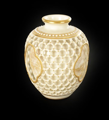 Lot 34 - A FINE LATE 19TH CENTURY WORCESTER DOUBLE CASED CABINET VASE IN THE MANNER OF ‘GEORGE OWEN’