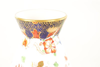 Lot 74 - AN EARLY 20TH CENTURY SPODE IMARI PATTERN TAPERING VASE