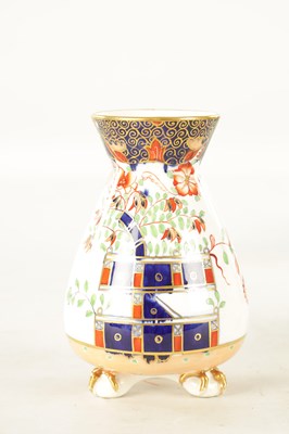 Lot 74 - AN EARLY 20TH CENTURY SPODE IMARI PATTERN TAPERING VASE