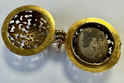 Lot 287 - A RARE 17TH/18TH CENTURY BEZOAR STONE IN 14CT GOLD FILIGREE WORK OUTER CASE
