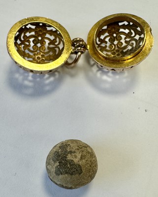 Lot 287 - A RARE 17TH/18TH CENTURY BEZOAR STONE IN 14CT GOLD FILIGREE WORK OUTER CASE