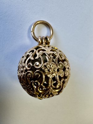 Lot 287 - A RARE 17TH/18TH CENTURY BEZOAR STONE IN 14CT GOLD FILIGREE WORK OUTER CASE