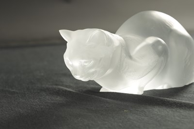 Lot 14 - A 20TH CENTURY LALIQUE GLASS SCULPTURE OF A SEATED CAT