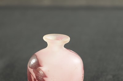 Lot 19 - EMILE GALLE. AN ART NOUVEAU CAMEO GLASS VASE