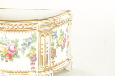 Lot 31 - A LATE 18TH CENTURY PARIS PORCELAIN BOUGH POT