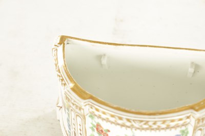 Lot 31 - A LATE 18TH CENTURY PARIS PORCELAIN BOUGH POT