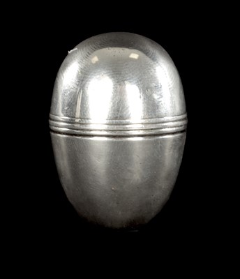 Lot 485 - AN 18TH CENTURY SILVER NUTMEG GRATER OF PLAIN EGG SHAPE