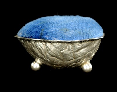 Lot 445 - A LATE 19TH CENTURY SILVER PINCUSHION ENCLOSED IN WALNUT SHELL