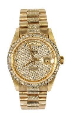 Lot 1437 - A GENTLEMAN’S 18CT GOLD DIAMOND AND SAPPHIRE ROLEX PRESIDENT DAY/DATE WRISTWATCH