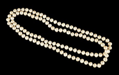 Lot 321 - A LARGE STRING OF PEARLS