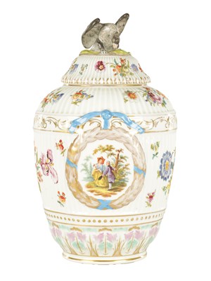 Lot 83 - A LARGE LATE 19TH CENTURY DRESDEN VASE AND COVER IN THE MANNER OF AUGUSTUS REX