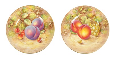 Lot 59 - A PAIR OF MID 20TH CENTURY ROYAL WORCESTER CABINET PLATES PAINTED WITH FRUIT