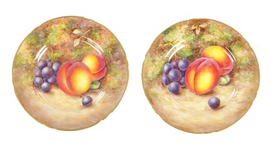Lot 55 - A PAIR OF MID 20TH CENTURY ROYAL WORCESTER CABINET PLATES PAINTED WITH FRUIT