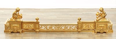 Lot 684 - A GOOD LARGE 19TH CENTURY FRENCH GILT BRASS ADJUSTABLE HEARTH FENDER