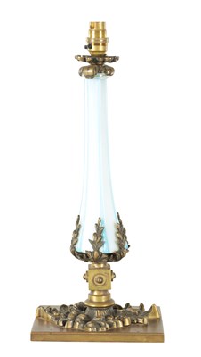 Lot 633 - AN EARLY 20TH CENTURY FRENCH ORMOLU AND GLASS TABLE LAMP