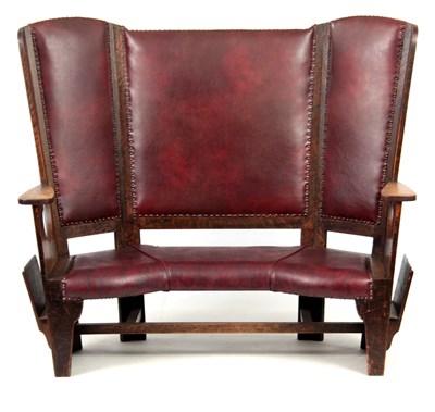 Lot 1318 - AN UNUSUAL ARTS AND CRAFTS GLASGOW SCHOOL OAK SETTLE IN THE MANNER OF CHARLES RENNIE MACKINTOSH