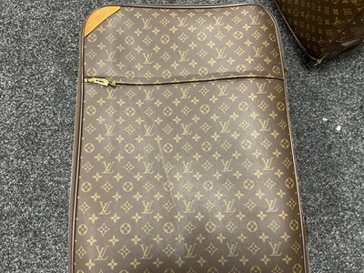 Lot 879 - A GENUINE LOUIS VUITTON SUITCASE