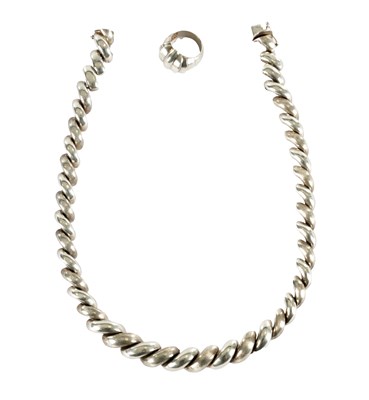 Lot 329 - A CHUNKY SILVER NECKLACE TOGETHER WITH A SILVER RING