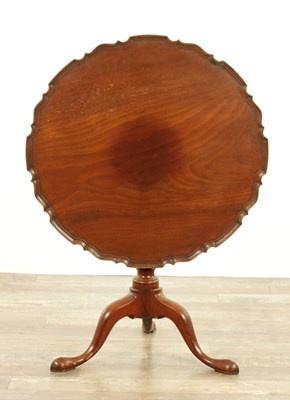 Lot 1422 - A GEORGE III MAHOGANY TILT-TOP TABLE