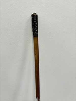 Lot 605 - A 19TH CENTURY CHINESE SILVER MOUNTED RHINOCEROS HORN RIDING CROP