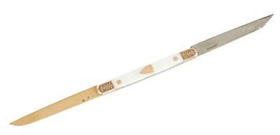 Lot 523 - A 19TH CENTURY FRENCH ROSE GOLD MOUNTED AND MOTHER OF PEARL FOLDING POCKET KNIFE
