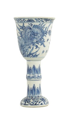 Lot 204 - A 19TH CENTURY CHINESE BLUE AND WHITE STEM CUP
