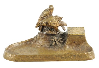 Lot 797 - AN EARLY 20TH CENTURY GILT BRONZE PEN AND INK STAND