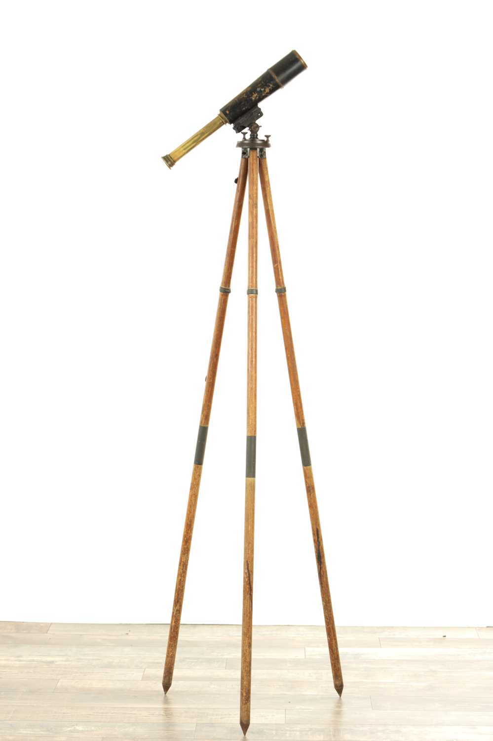 Lot 562 - A WORLD WAR I SPOTTER TELESCOPE ON WOOD TRIPOD BASE