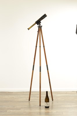 Lot 562 - A WORLD WAR I SPOTTER TELESCOPE ON WOOD TRIPOD BASE