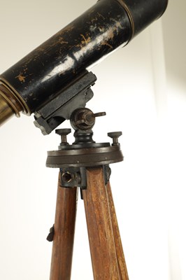 Lot 562 - A WORLD WAR I SPOTTER TELESCOPE ON WOOD TRIPOD BASE