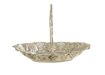 Lot 425 - EDWARD VII OVAL SILVER FRUIT BASKET