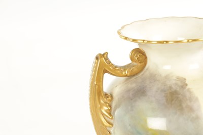 Lot 61 - A FINE ROYAL WORCESTER CABINET VASE PAINTED BY HARRY DAVIS