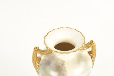 Lot 61 - A FINE ROYAL WORCESTER CABINET VASE PAINTED BY HARRY DAVIS