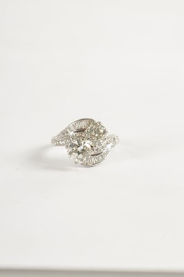 Lot 346 - A FINE PLATINUM SET CROSS-OVER TWO-STONE DIAMOND RING